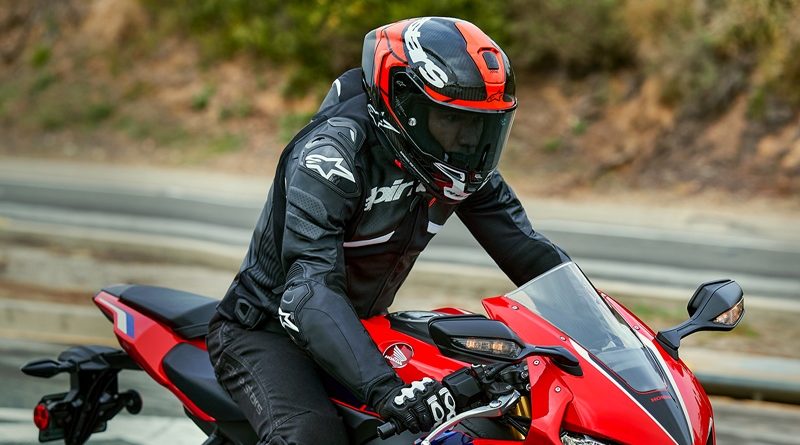 ครั้งแรกในเอเชีย! Alpinestars เปิดตัวหมวกกันน็อคทางเรียบ Supertech R10 อย่างเป็นทางการในประเทศไทย