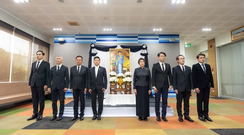 ลามิน่าจัดพิธีน้อมถวายความอาลัยเบื้องหน้าพระฉายาลักษณ์ สมเด็จพระนางเจ้าสิริกิติ์ พระบรมราชินีนาถ พระบรมราชชนนีพันปีหลวง