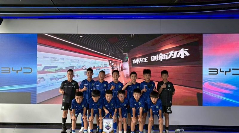 บีวายดี ประเทศไทย และ เรเว่ นำทีมฟุตบอลเยาวชนจีน เยี่ยมศูนย์ BYD Experience Store