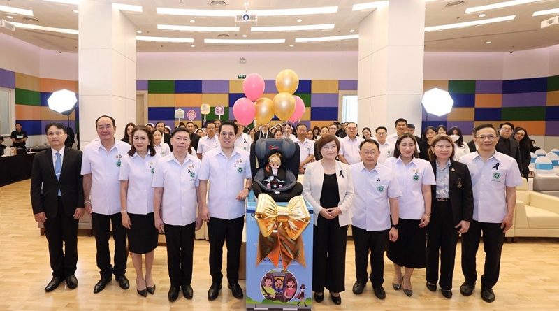 โตโยต้าถนนสีขาว สนับสนุนที่นั่งนิรภัยสำหรับเด็ก  แก่กรมควบคุมโรค กระทรวงสาธารณสุข