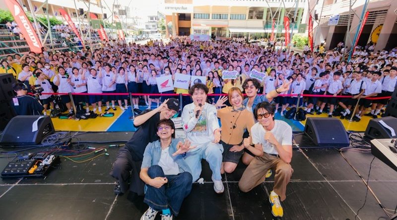 รถจักรยานยนต์ฮอนด้า จับมือ What The Duck ระเบิดความมันส์กับ “Scoopy School Tour” ประเดิม 2 โรงเรียนแรก